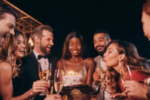 Groupe d'amis qui fêtent un anniversaire