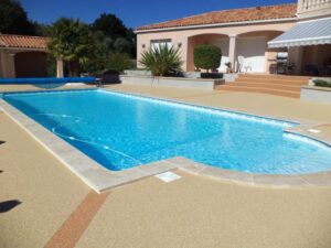 plage piscine moquette pierre
