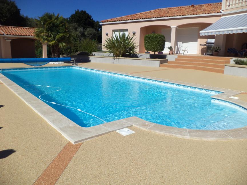 plage piscine moquette pierre
